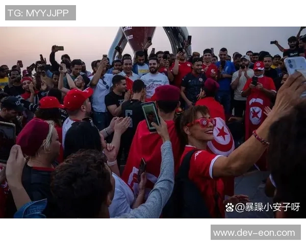 足球场上冲突升级球员与球迷激烈对峙引发广泛关注与讨论